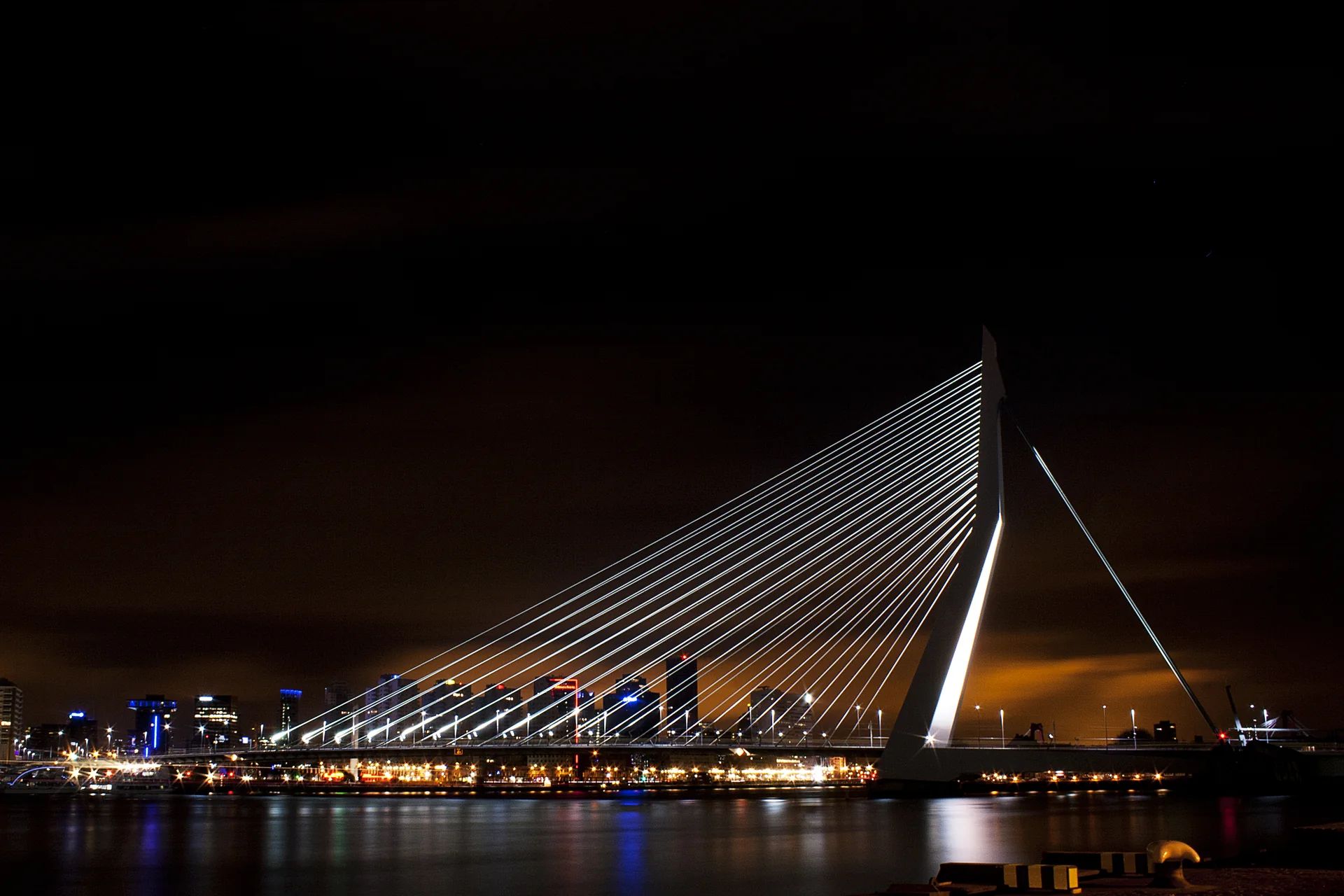 Erasmusbrug bij nacht